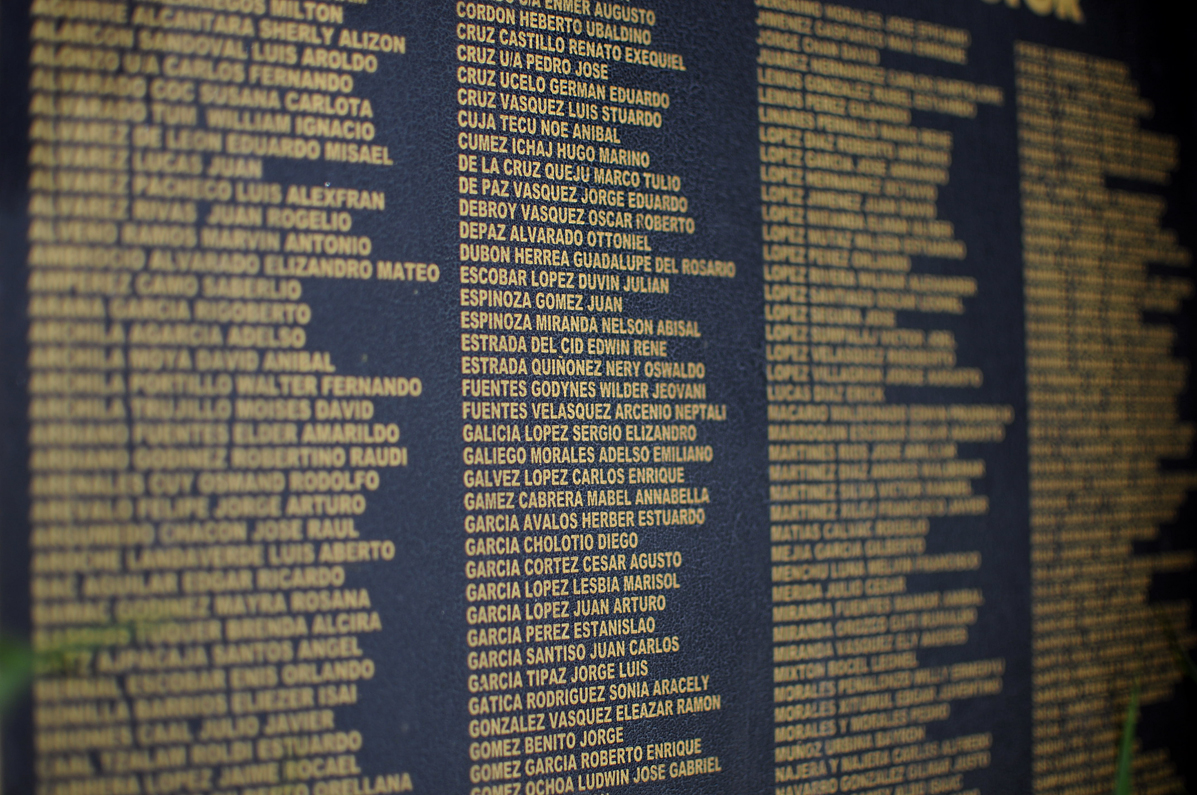 Los nombres de los policías asesinados.