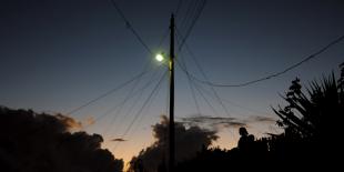 Lo que pasa cuando el alcalde debe la luz