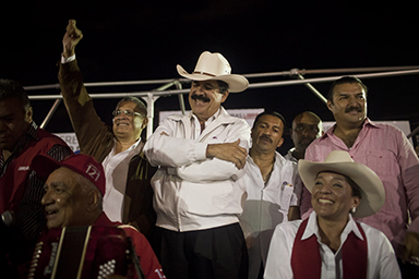 Mel Zelaya, Xiomara Castro y diversos candidatos a diputados del partido LIBRE durante un mitin electoral en el barrio El Carrizal de Tegucigalpa. Fotos de Edu Ponces
