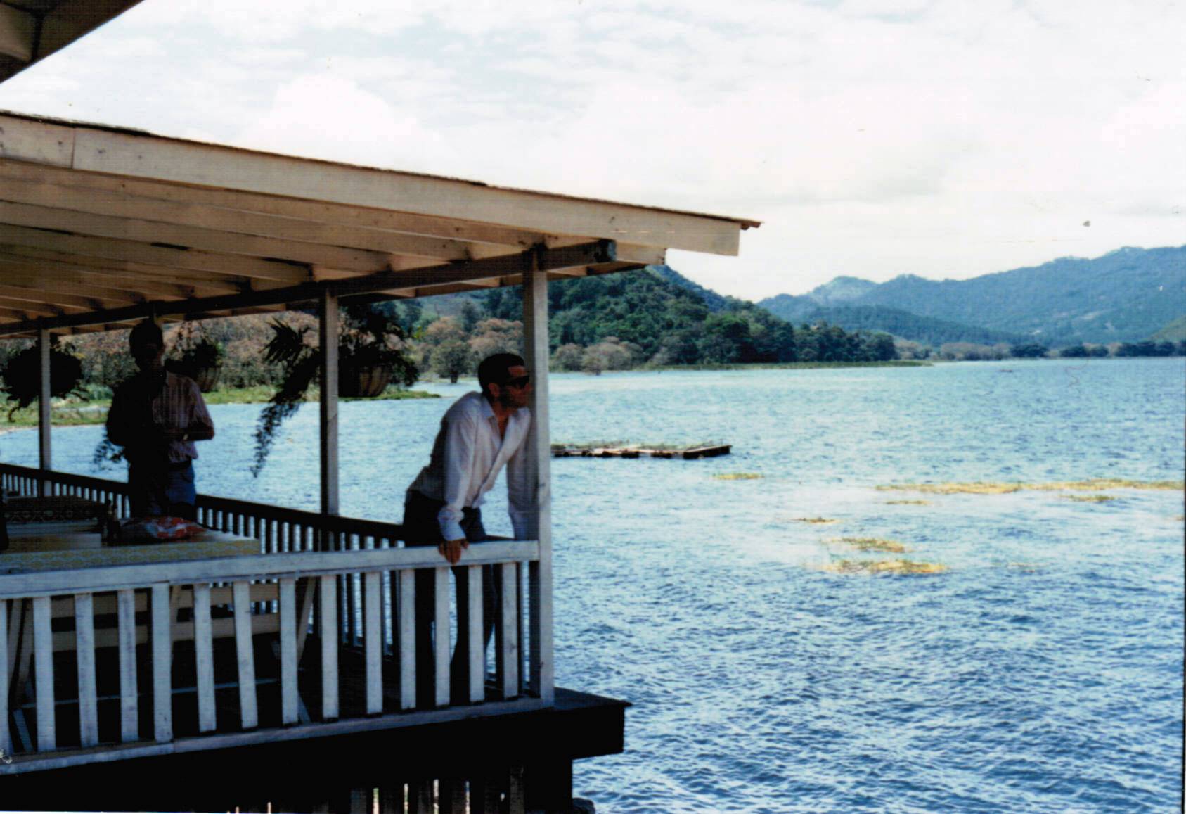 Mirando el lago de Yojoa