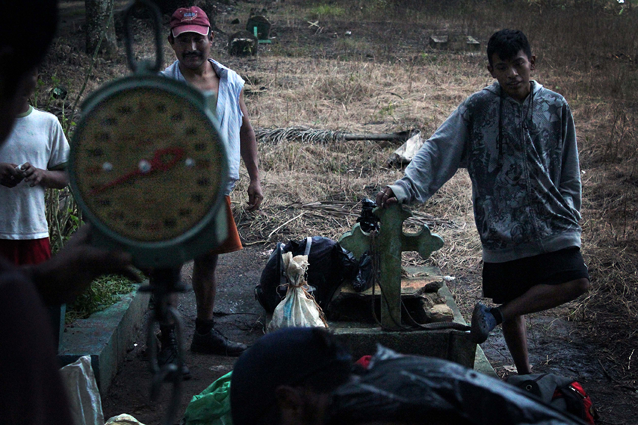 Al final de día, los mineros venden los metales después de haber pesado los costales en el cementerio colindante el basurero. Sobre todo durante la época de lluvia, cada trabajador gana alrededor de 150 quetzales (US$20) por la venta de los metales, casi el doble del salario mínimo.