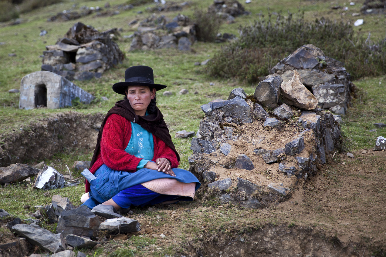 Perú: 65 entierros