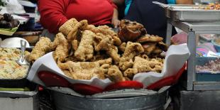 Chicharrones, lomito y camarones para la Presidencia en plena escasez de alimentos en hospitales