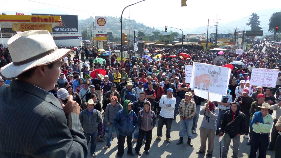 Bloquean rutas en rechazo a la corrupción