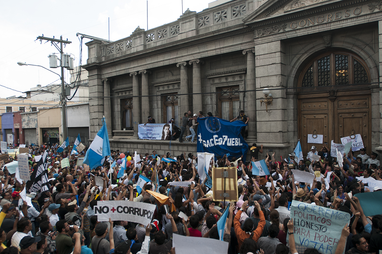 Los funcionarios impávidos, el pueblo envalentonado y Baldetti con arraigo