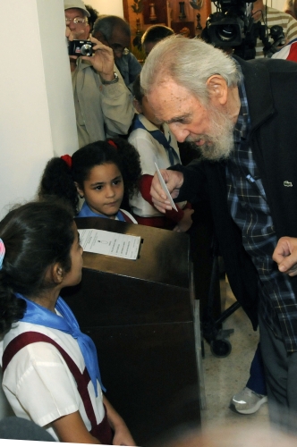 Fidel Castro respalda proceso de cambios con votación en Cuba