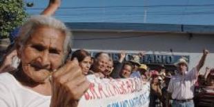 Cientos de ancianos, con bailes y música, exigen pensión de vejez en Nicaragua