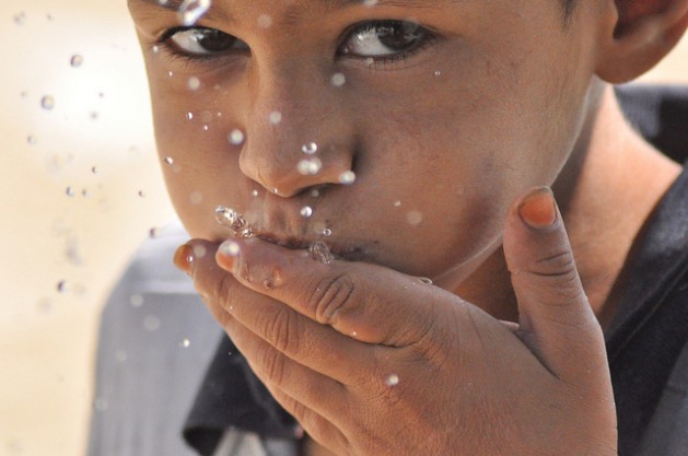 Niños como este gazatí sufren la escasez de agua en Medio Oriente.  Crédito: Eva Bartlett/IPS