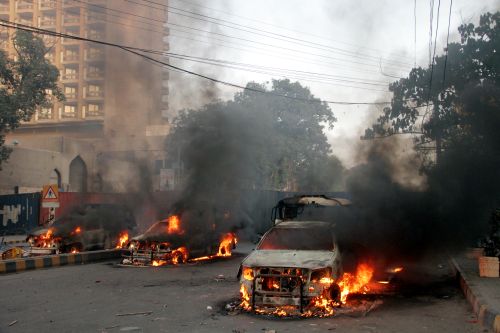 Calle de Karachi tras los disturbios del viernes 21.  Crédito: AdilSiddiqi/IPS