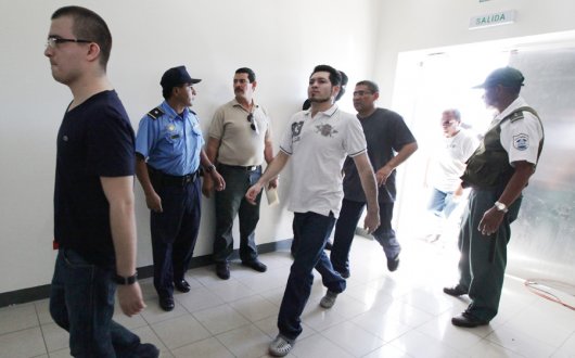 Foto: Cecilio Torres, camiseta blanca y barba, camina en la sede de los nuevos juzgados. Foto/Diana Ulloa