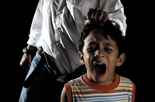 Foto: La mayoría de niños son corregidos por sus padres con maltrato físico y psicológico. Flickr.com/alejovelasquez