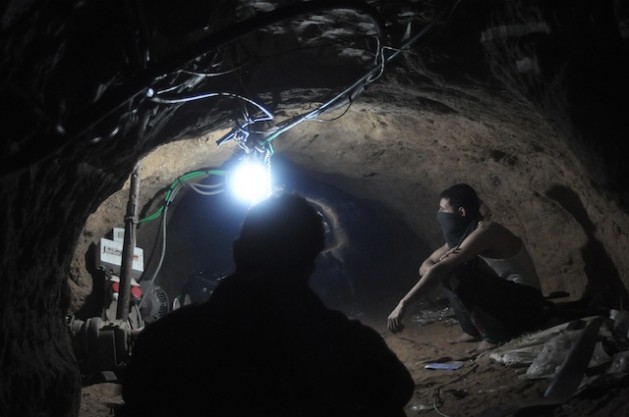 La población gazatí no tiene más que los túneles bajo la frontera con Egipto para vincularse con el exterior.  Crédito: Eva Bartlett/IPS.