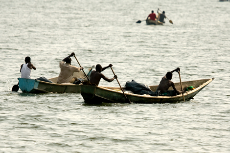 Pescadores de Ghana hacen estallar magras reservas