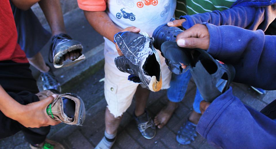 ¿Quiénes cuidan y educan a los menores en los hogares del Estado?