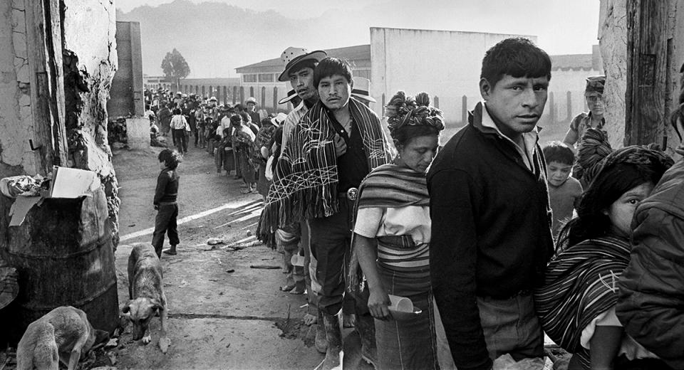 refugiados_se_entregan_al_ejercito_en_nebaj_febrero_1988