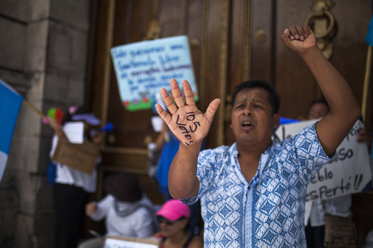 105 a favor, 105 en contra