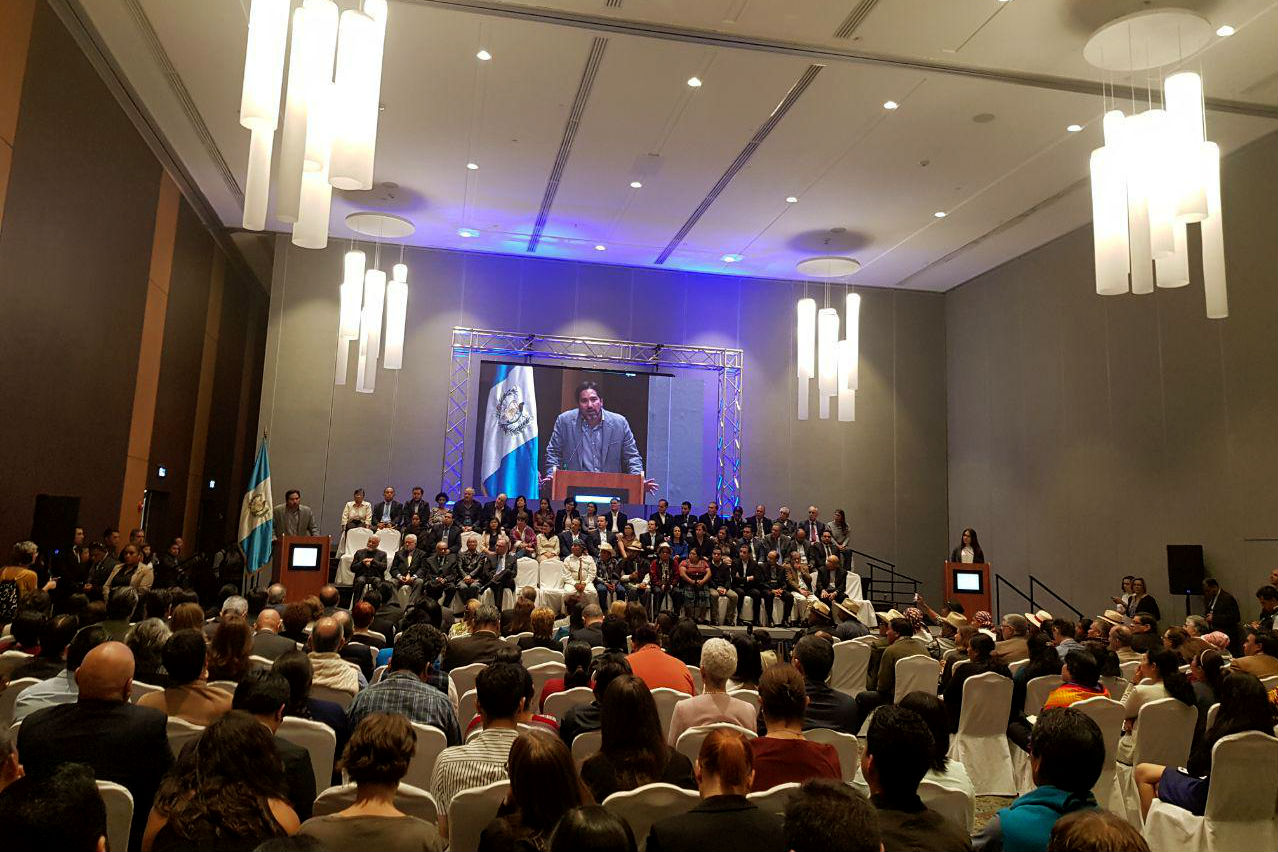 Elites que se fotografían en un hotel, o cómo pasar de la justicia transicional a la justicia transformativa