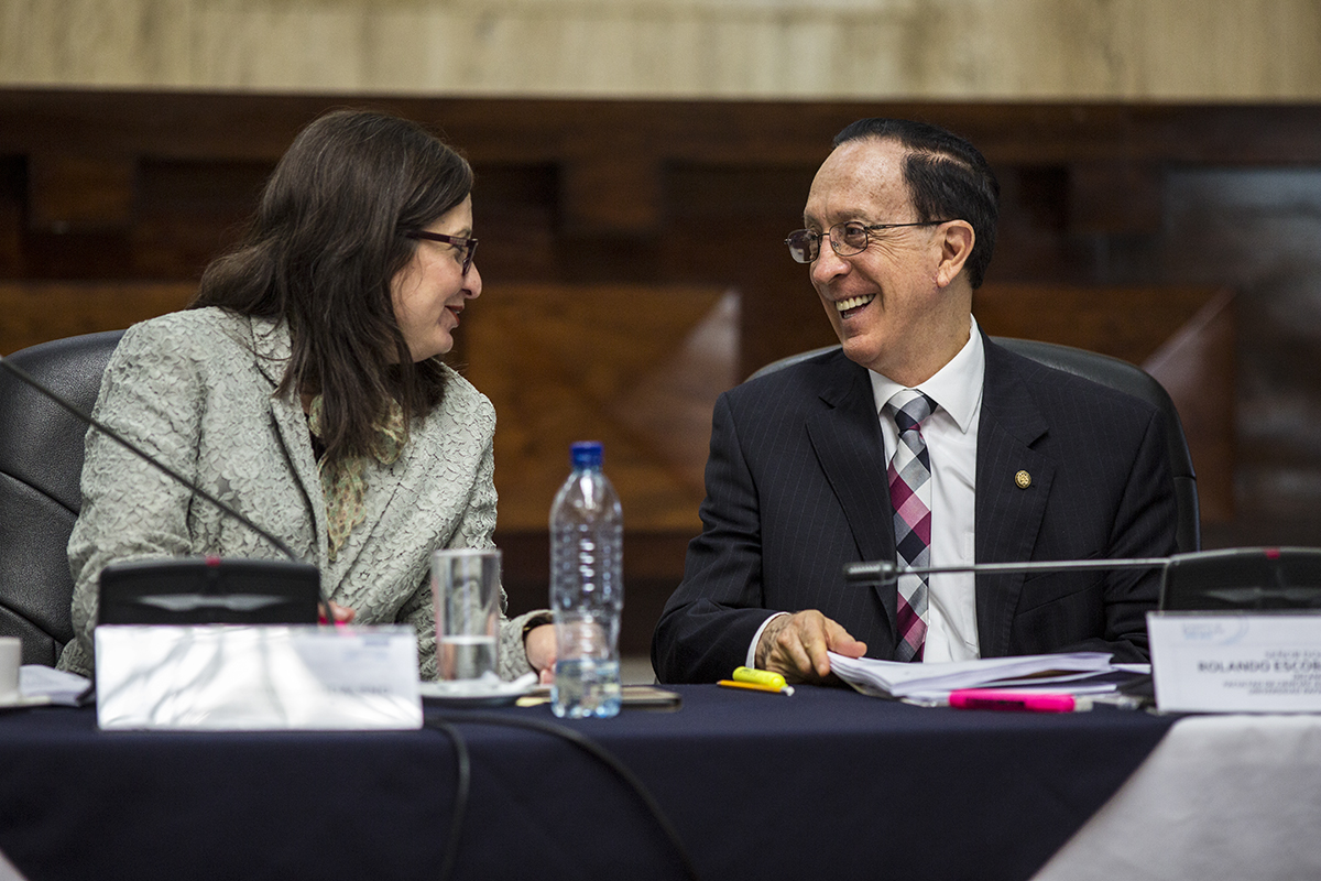 Más gris que oscura, así es la comisión que elegirá al próximo Fiscal General