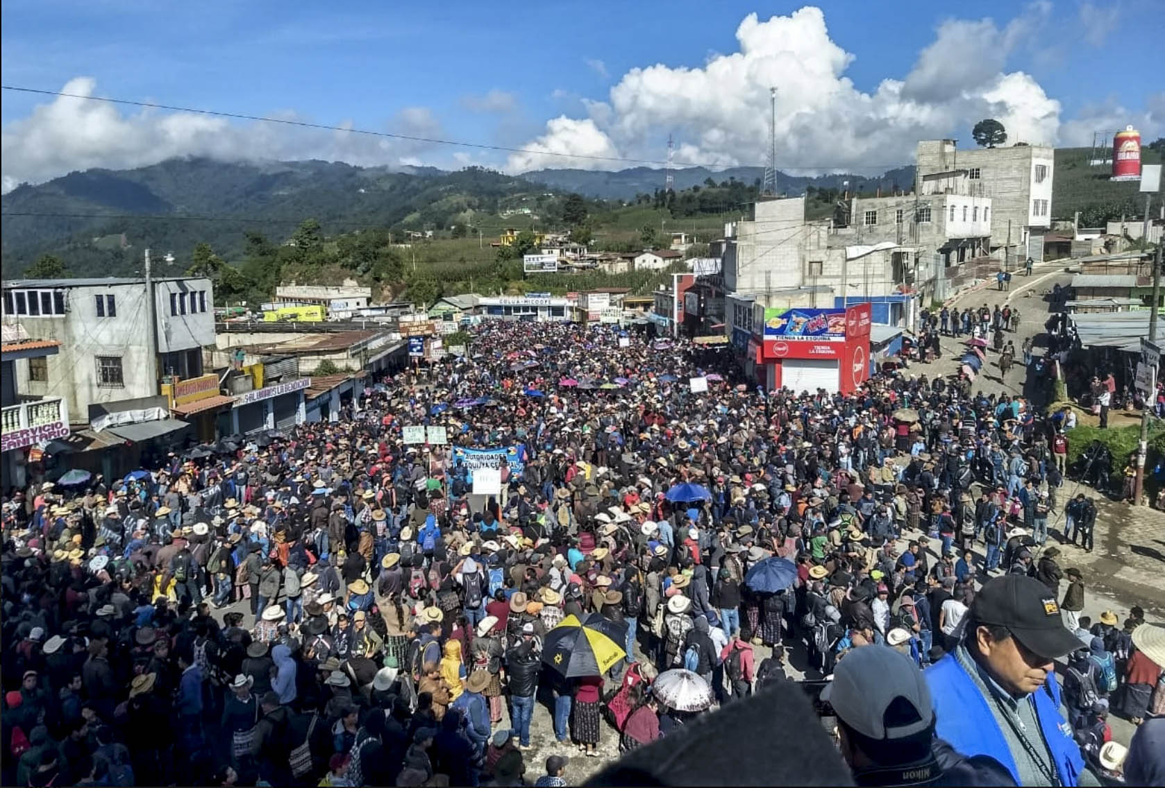Jimmy Morales une al movimiento social que manifiesta en su contra y a favor de la Cicig