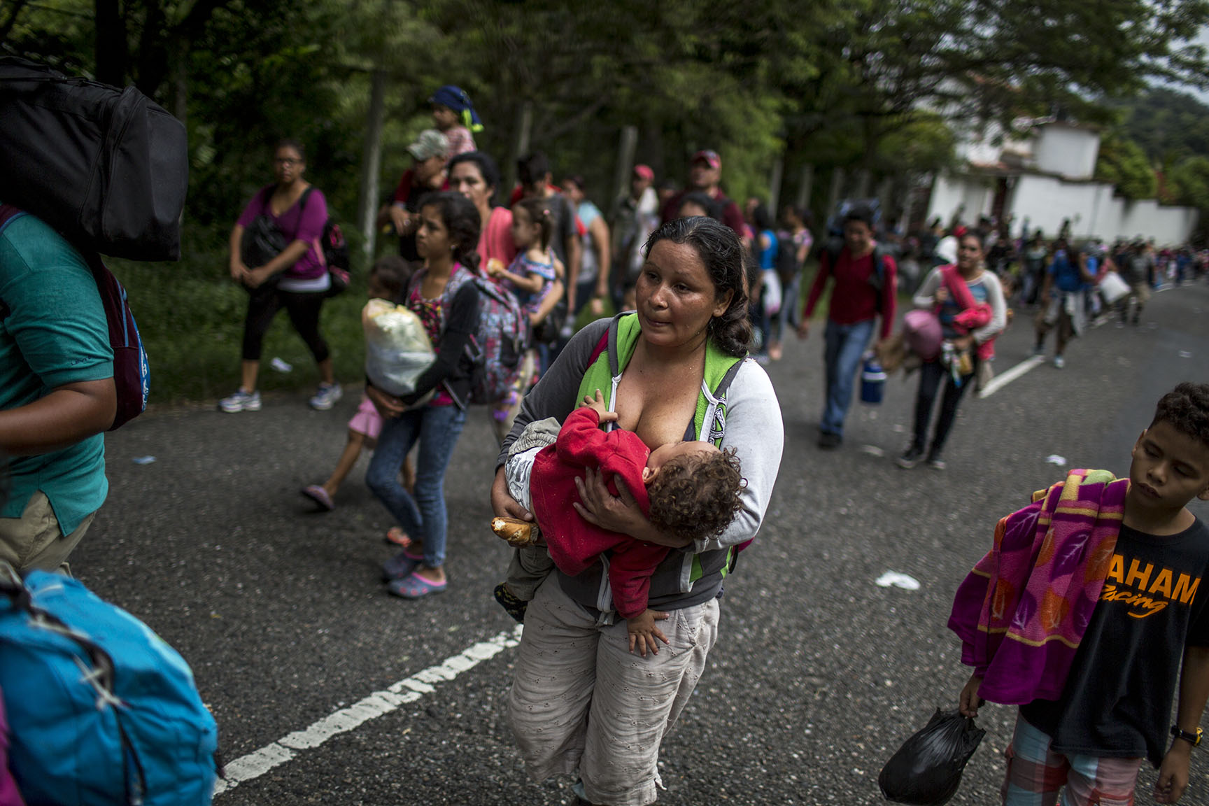 Sed, pies hinchados e ilusión: tres mil migrantes hondureños llegan a Guatemala