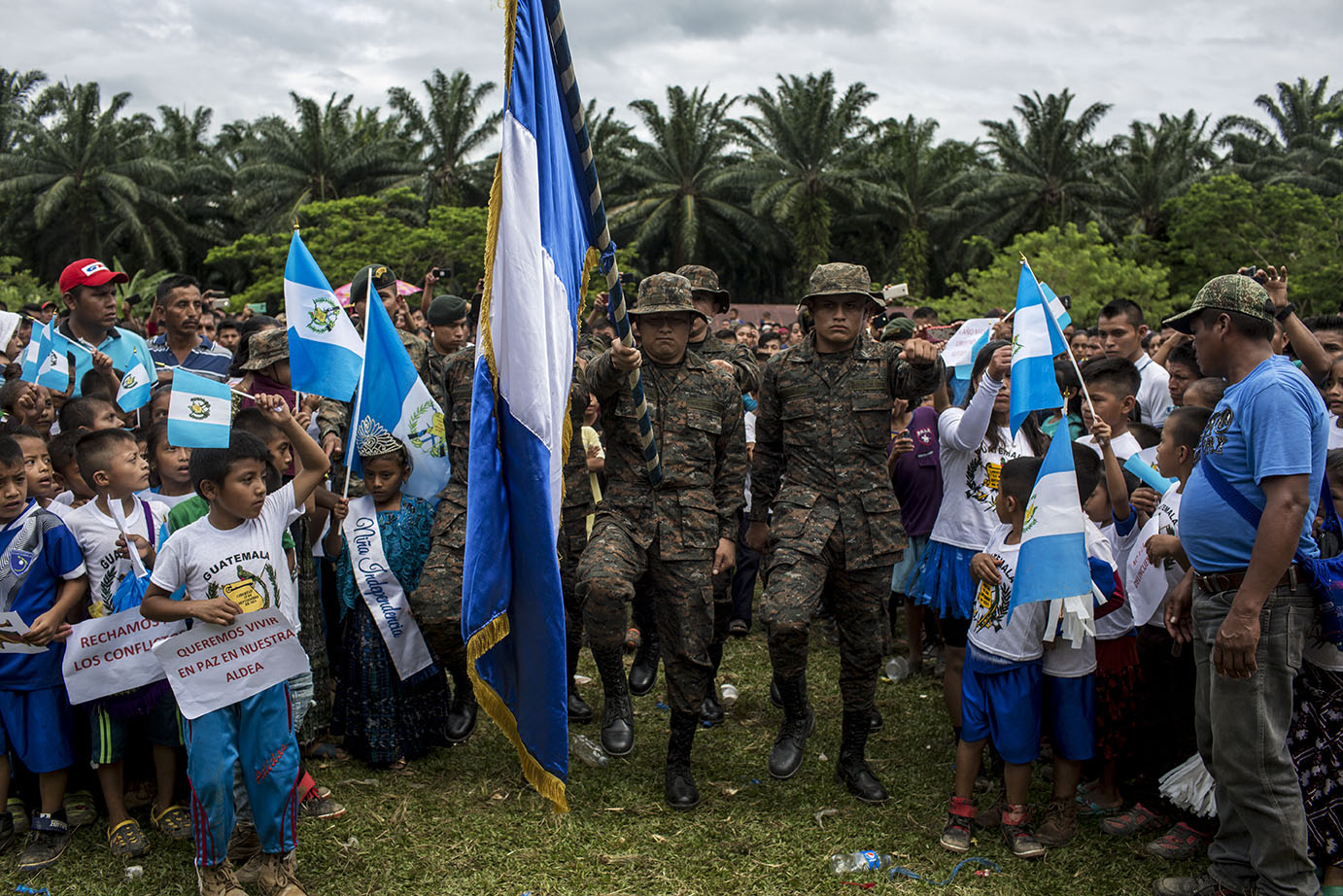 Celebración de la independencia en un poblado bajo estado de sitio