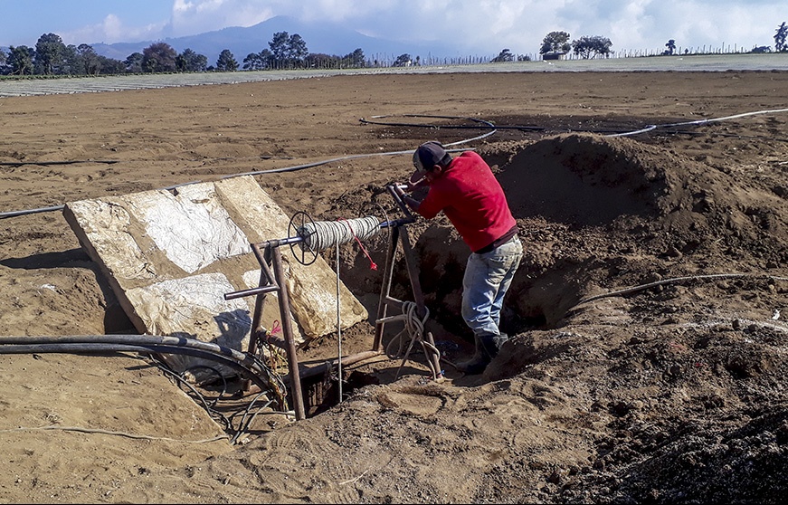 Buscar agua en Patzicía, un agujero cada vez más profundo