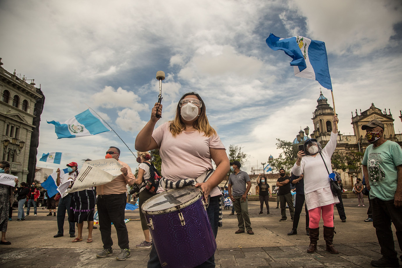 Cientos de guatemaltecos protestan contra el Gobierno y a favor de la independencia judicial