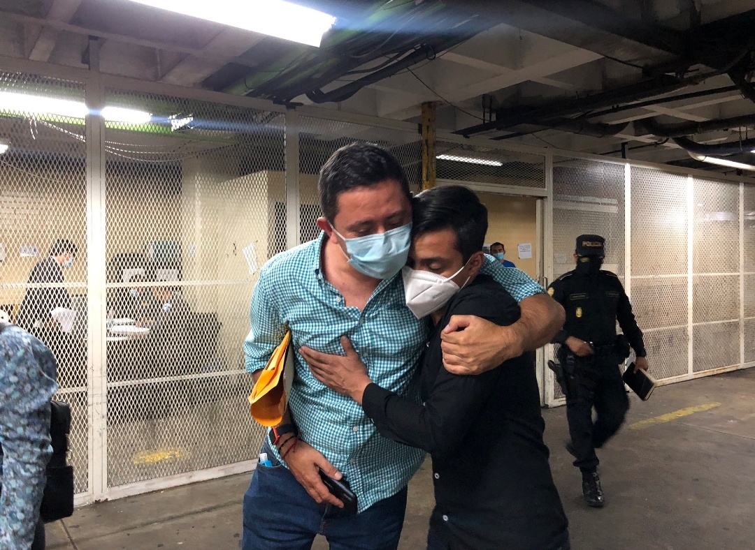 PNC detiene a periodista, el juez lo libera, y una cuenta anónima filtra imágenes de la captura