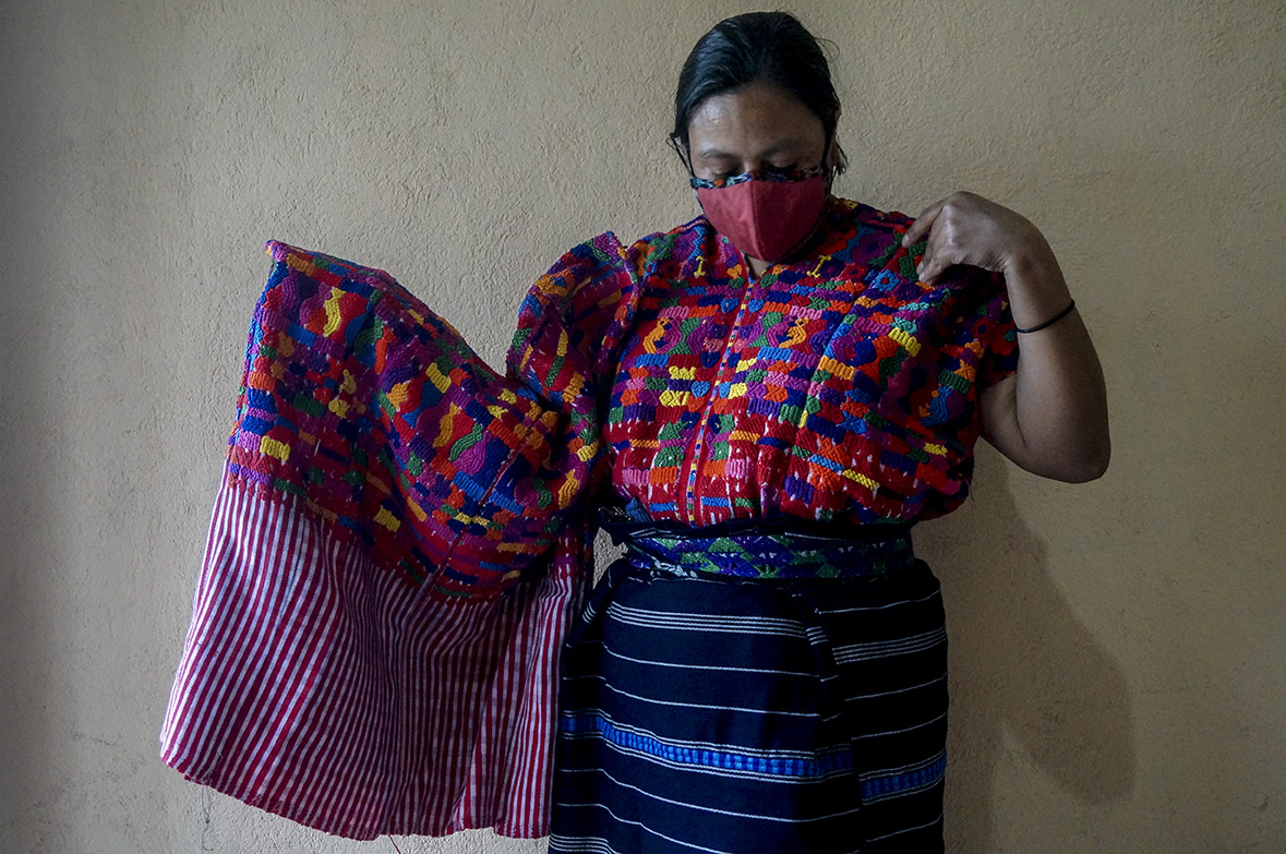 Mujeres tejedoras: Afuera somos exóticas, acá las «Marías»