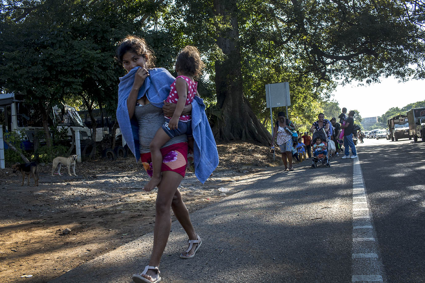 Las mujeres y niñas van de último en las caravanas migrantes