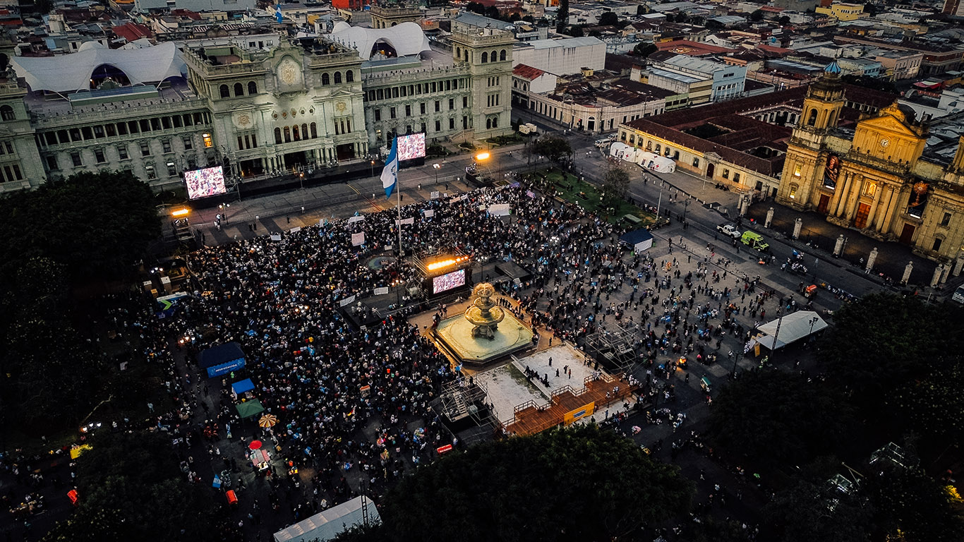 Entre incertidumbre, baile y fuegos artificiales: así se esperó en la Plaza Central el discurso de Karin y Bernardo