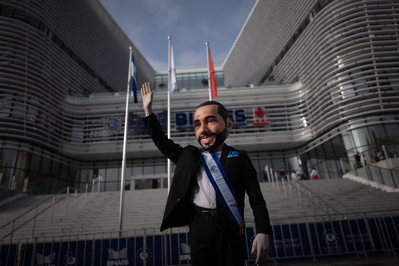 El mandato inconstitucional de Bukele y El Salvador que lo aplaude