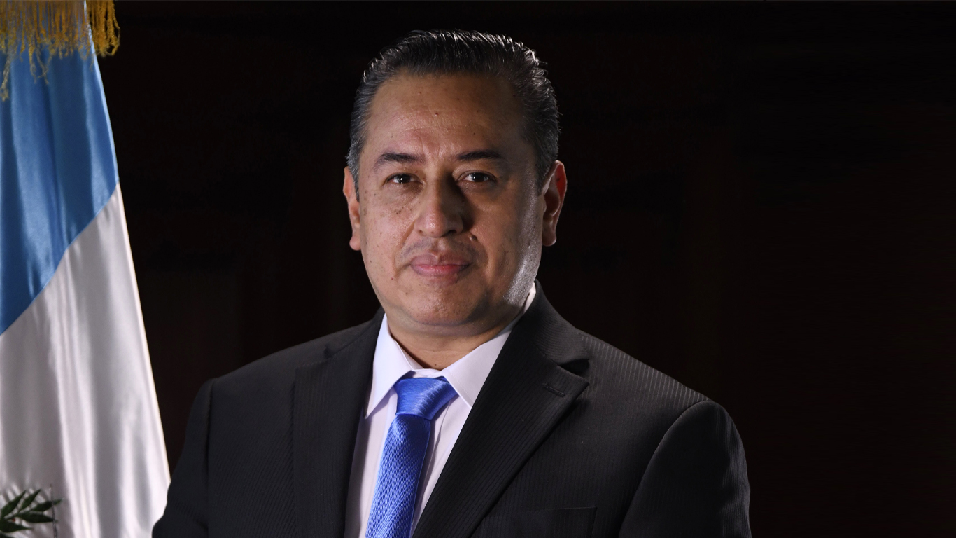Mides mantiene contrato a condenado por usar vehículo oficial para campaña de Vamos