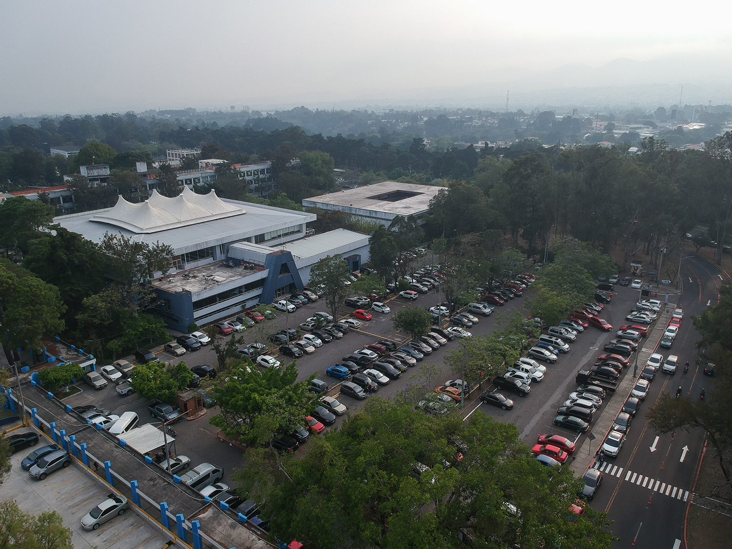 Tránsito vehicular dispara contaminación del aire en universidades