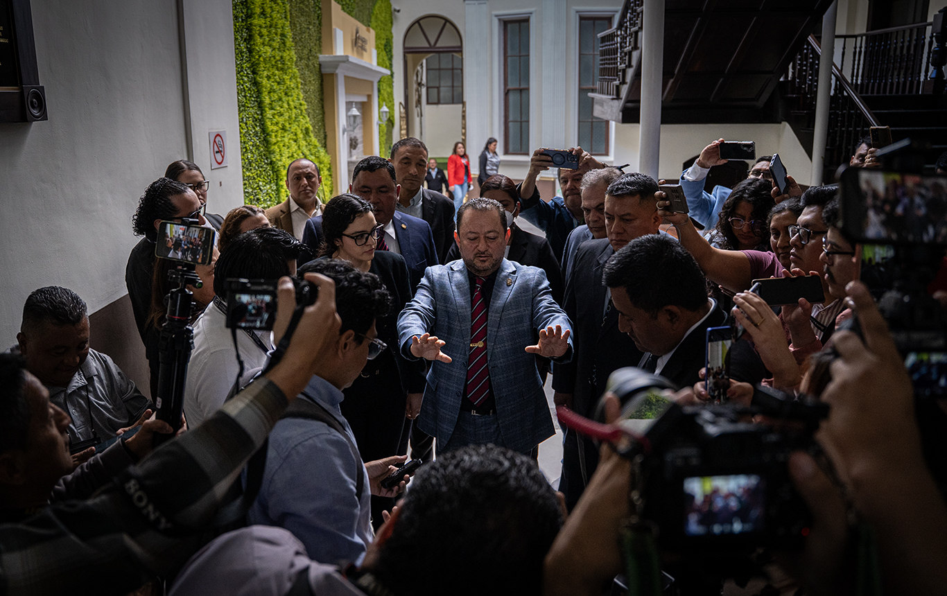 Mazariegos, el calamar que asalta (otra vez) la Rectoría de la Usac